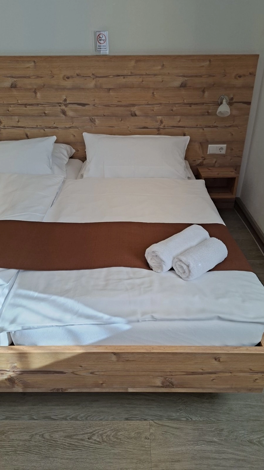 Glückliche Familie spielt lustiges Spiel und hat Spaß zusammen mit kleinem Sohn und Tochter im modernen Wohnzimmer.