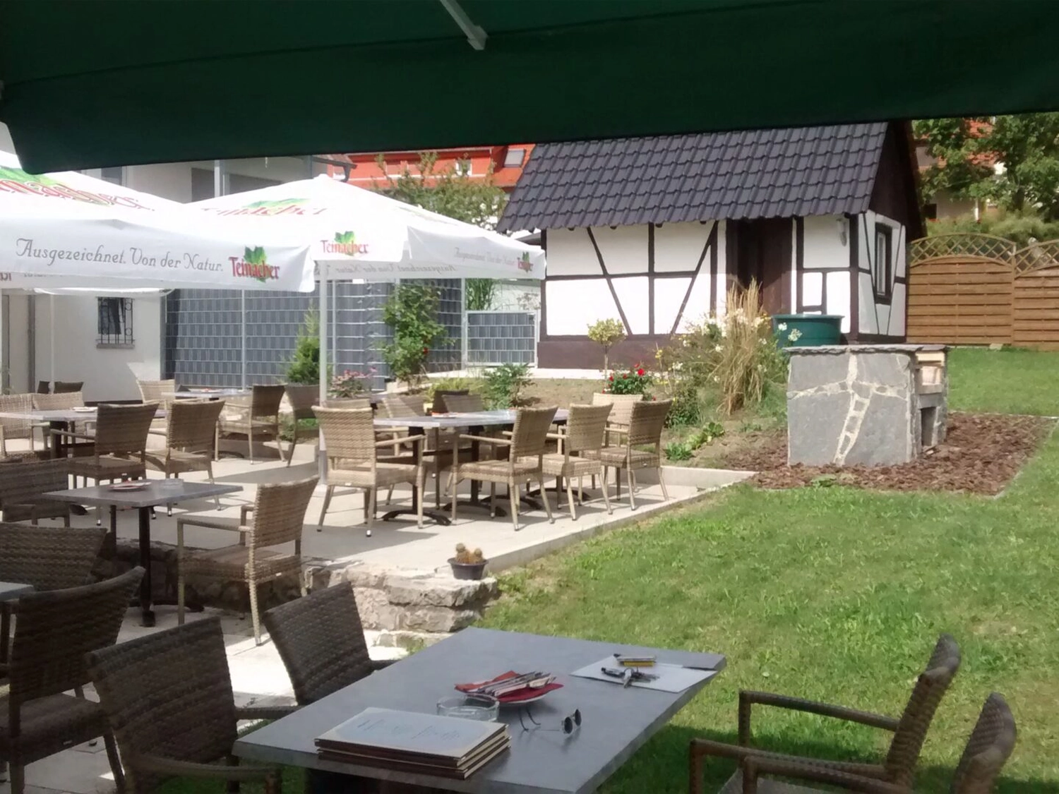 Gasthaus Adler – Restaurant – Nahaufnahme eines Barkeepers, der Rotwein in ein Glas gießt. Gastronomie-, Getränke- und Weinkonzept.